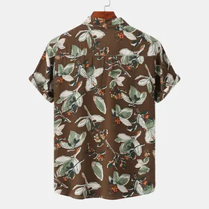 Vue arrière d'une chemise de plage élégante à manches courtes pour hommes avec fleurs.