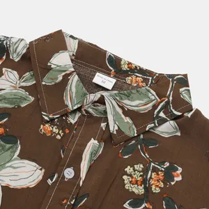Gros plan sur le col et l'étiquette de taille d'une chemise de plage marron pour homme