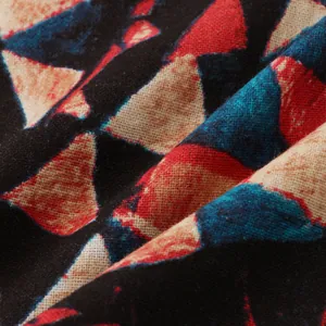 Makro-Detail der atmungsaktiven Stofftextur mit buntem geometrischem Dreiecksmuster