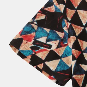 Detailaufnahme des geometrischen Dreiecksmusters und der Stofftextur am Hemdärmel für Herren.