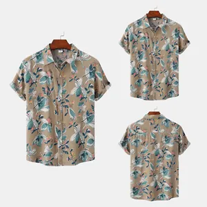 Vues détaillées d'une chemise de plage pour hommes à manches courtes et fleurs.