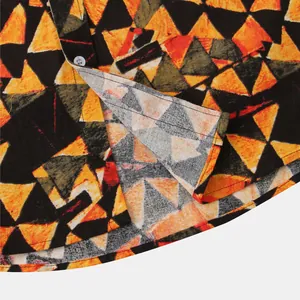 Detailansicht des geometrischen Dreiecksmusters auf dem Stoff des Herrenhemdes
