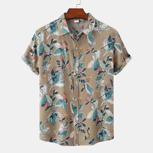 Détail d'une chemise de plage à manches courtes pour homme avec imprimé floral kaki.