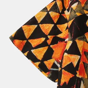 Detailansicht des geometrischen Dreieckmusters und der Stofftextur auf dem Herrenhemd