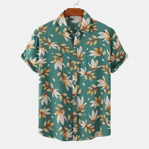 Lässiges Herren-Strandhemd mit grünem Blumenmuster hängend an einem Holzaufhänger