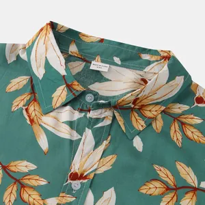 Nahaufnahme des Kragens und des floralen Musters eines Herren-Kurzarm-Strandhemdes