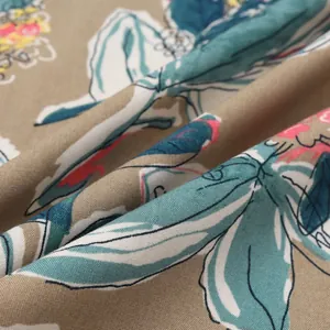 Détail macro montrant la texture douce et l'imprimé floral d'une chemise de plage pour hommes