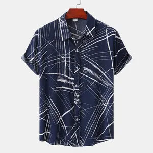 Belle chemise de plage bleu marine à manches courtes avec rayures géométriques