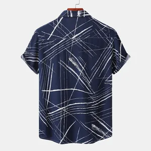 Vue arrière d'une chemise homme à manches courtes avec imprimé abstrait blanc sur marine