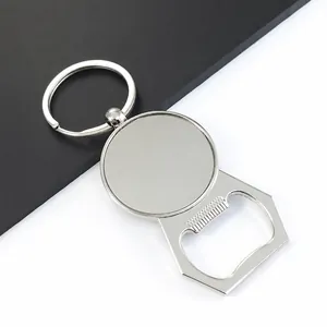 Detailansicht des Flaschenöffner-Schlüsselanhängers aus Zinklegierung mit Maßen.