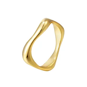 Gros plan d'une bague vague en or 18 carats au design minimaliste pour femme