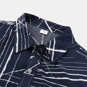 Détail en gros plan d'une chemise pour homme bleu marine à rayures blanches imprimées