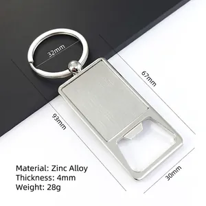 Detailopname van een rechthoekige flesopener sleutelhanger van zink met afmetingen.