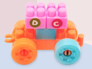 Primo piano di grandi mattoncini colorati in plastica a forma di auto giocattolo