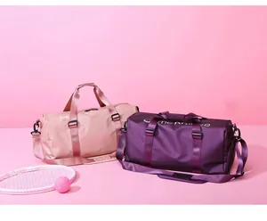 Grands sacs de sport et de voyage imperméables rose et violet avec raquette de tennis