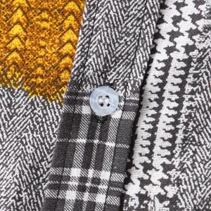 Λεπτομέρεια κουμπιού και υφής υφάσματος patchwork σε ανδρικό λινό βαμβακερό πουκάμισο