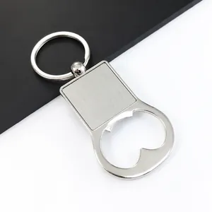 Detailansicht eines Flaschenöffner-Schlüsselanhängers aus Zinklegierung mit Maßen