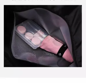 Vue intérieure du compartiment de séparation sec-humide dans un sac de sport imperméable