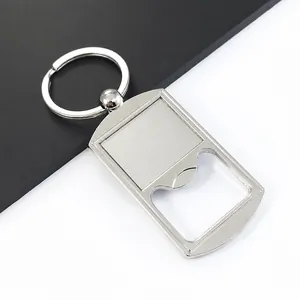 Gedetailleerde weergave van metalen flessenopener sleutelhanger met maatvoeringen