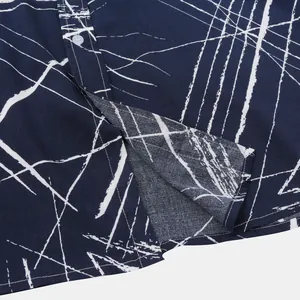 Gros plan d'une chemise de plage bleu marine pour homme avec un motif de rayures blanches