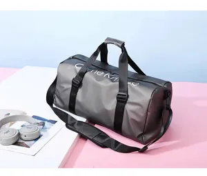 Vue détaillée d'un sac de sport étanche gris de grande capacité pour les voyages