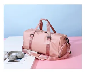 Grand sac de sport rose avec bandoulière et lettrage blanc élégant pour voyage