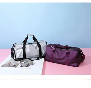 Sacs de sport et de voyage professionnels de grande capacité en argent et violet foncé.