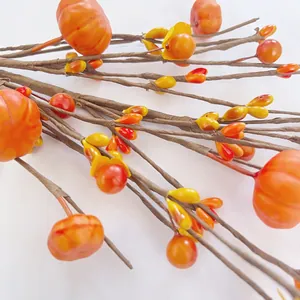 Branches de baies de citrouille artificielles pour la décoration d'automne.