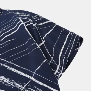 Détail rapproché d'une chemise à manches courtes bleu marine avec rayures blanches.