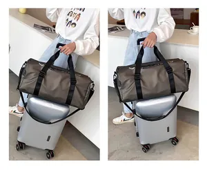 Grand sac de sport olive posé sur une valise argentée sous deux angles différents