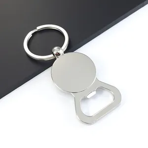 Detailansicht eines silbernen Flaschenöffner-Schlüsselanhängers aus Zinklegierung.