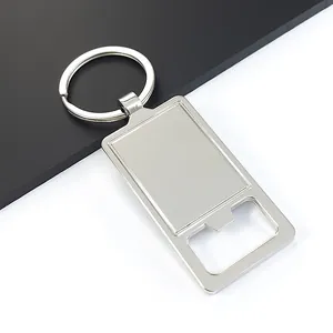 Nahaufnahme eines rechteckigen Flaschenöffner-Schlüsselanhängers aus Zinklegierung in Silber