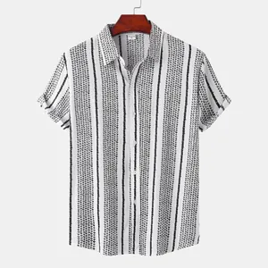 Vue de face d'une chemise de plage pour hommes à manches courtes et rayures noires