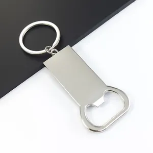 Poliertem Zinklegierung Flaschenöffner Schlüsselanhänger auf geteiltem Hintergrund Detail.