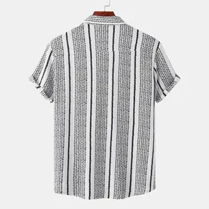 Vue arrière détaillée d'une chemise blanche pour hommes à manches courtes et rayures noires