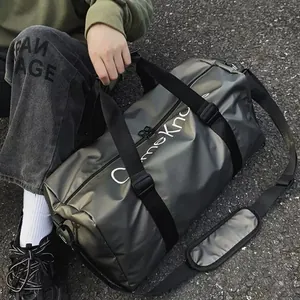 Grand sac de sport gris métallisé avec une bandoulière réglable pour l'entraînement