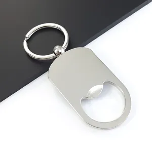Nahaufnahme eines silbernen Flaschenöffner-Schlüsselanhängers aus Zinklegierung