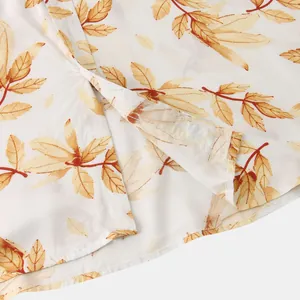 Makroaufnahme der Stofftextur und der sauberen Nähte dieses floralen Strandhemds für Herren