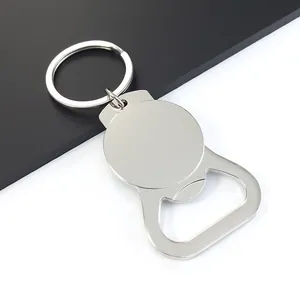 Detail eines eleganten Flaschenöffner-Schlüsselanhängers aus Zinklegierung in Silber