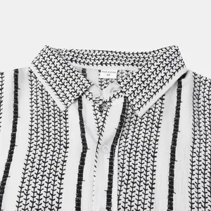 Gros plan du col de chemise de plage pour hommes avec motif rayé et étiquette taille M.