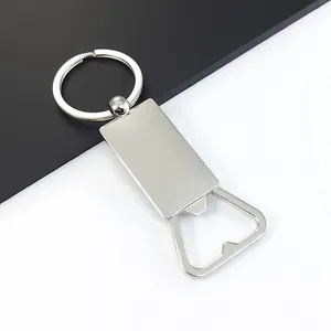 Nahaufnahme eines minimalistischen silbernen Flaschenöffner-Schlüsselanhängers aus Metall