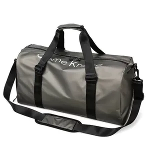 Sac de sport gris de grande capacité avec sangle noire pour voyage ou fitness.