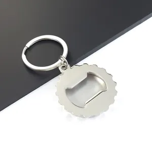 Detailansicht eines silbernen Flaschenöffner-Schlüsselanhängers aus Zinklegierung