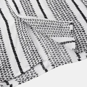 Gros plan du motif à rayures noires et blanches sur la texture du tissu de chemise de plage