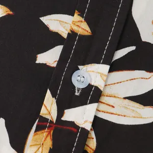 Makrodetail eines Herren-Hawaiihemdes mit Knopf und kontrastierenden weißen Nähten