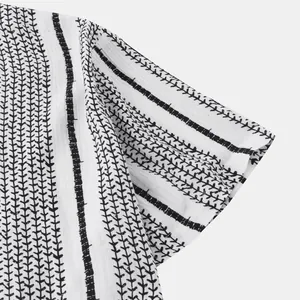 Gros plan d'une chemise de plage pour hommes avec un motif à rayures verticales noir et blanc