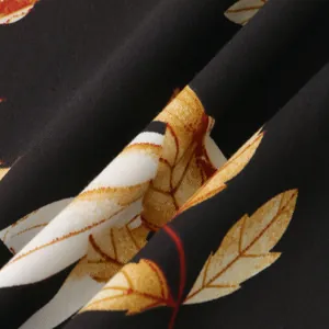 Makrodetail aus schwarzem Stoff mit goldenem herbstlichem Blattmuster für Herrenhemd