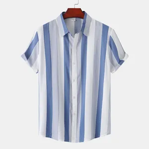 Vue de face de la chemise de plage à manches courtes rayée bleu et blanc pour hommes