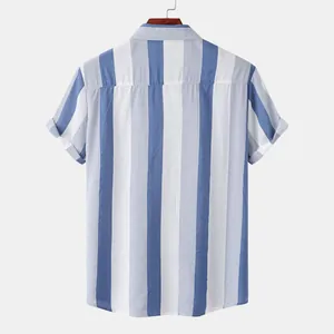 Vue arrière d'une chemise de plage à manches courtes pour hommes à rayures bleues