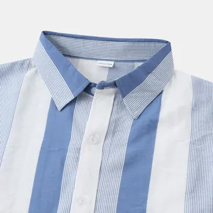 Vue détaillée du col et des boutons d'une chemise rayée bleue et blanche